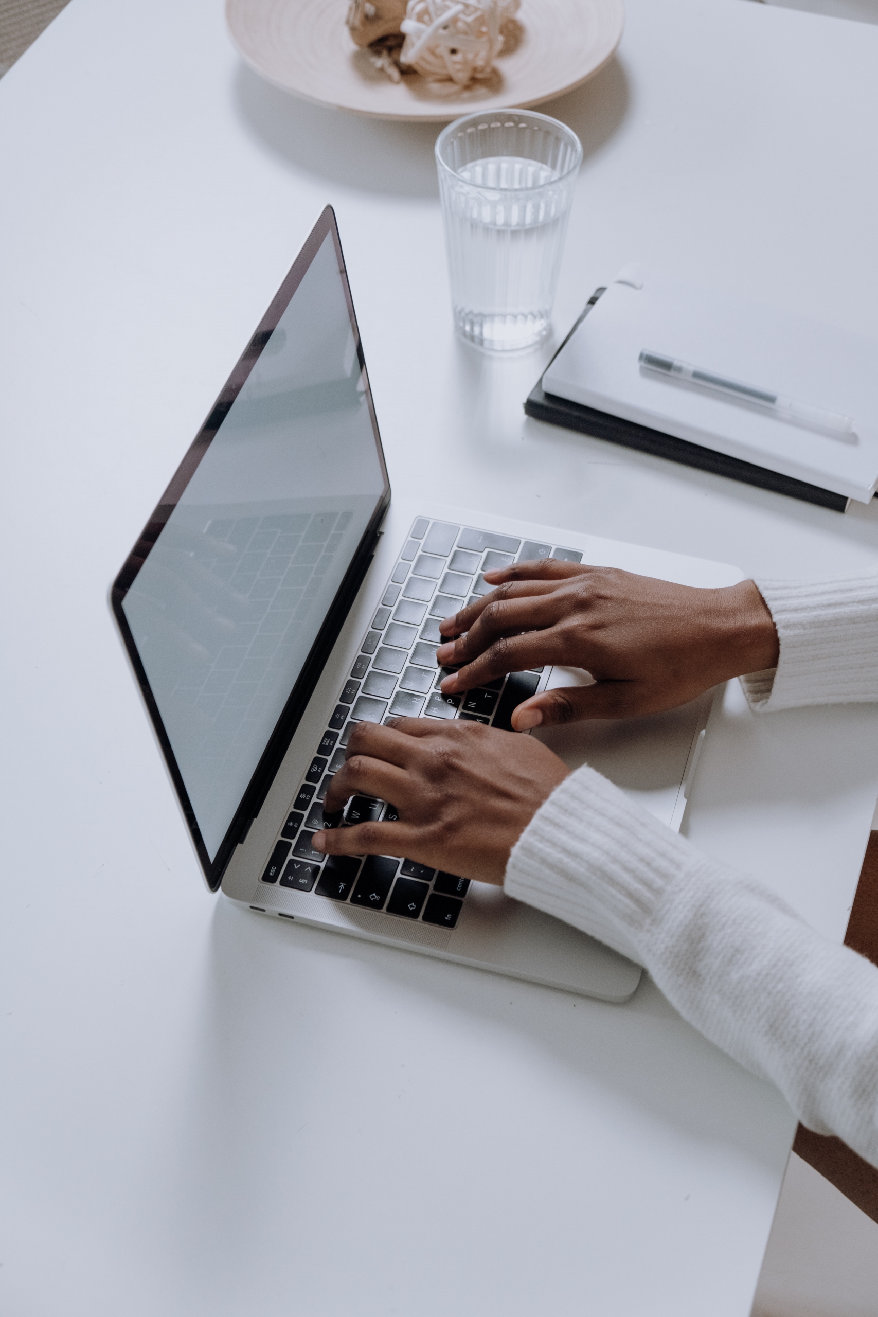 Blogging complements SEO lead gen strategies by capturing lead interest and converting leads into customers.