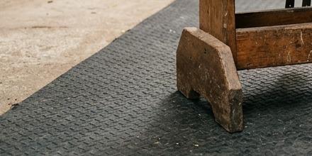Interlocking vulcanized-rubber stall matting