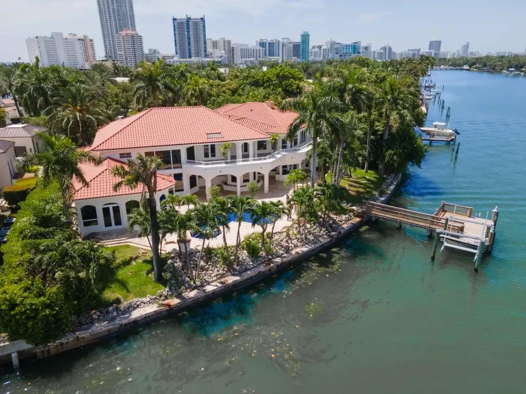 Waterfront Wonders: Investing in Coastal Properties in Surfside, Miami Beach & Sunny Isles with Jonathan Bigelman